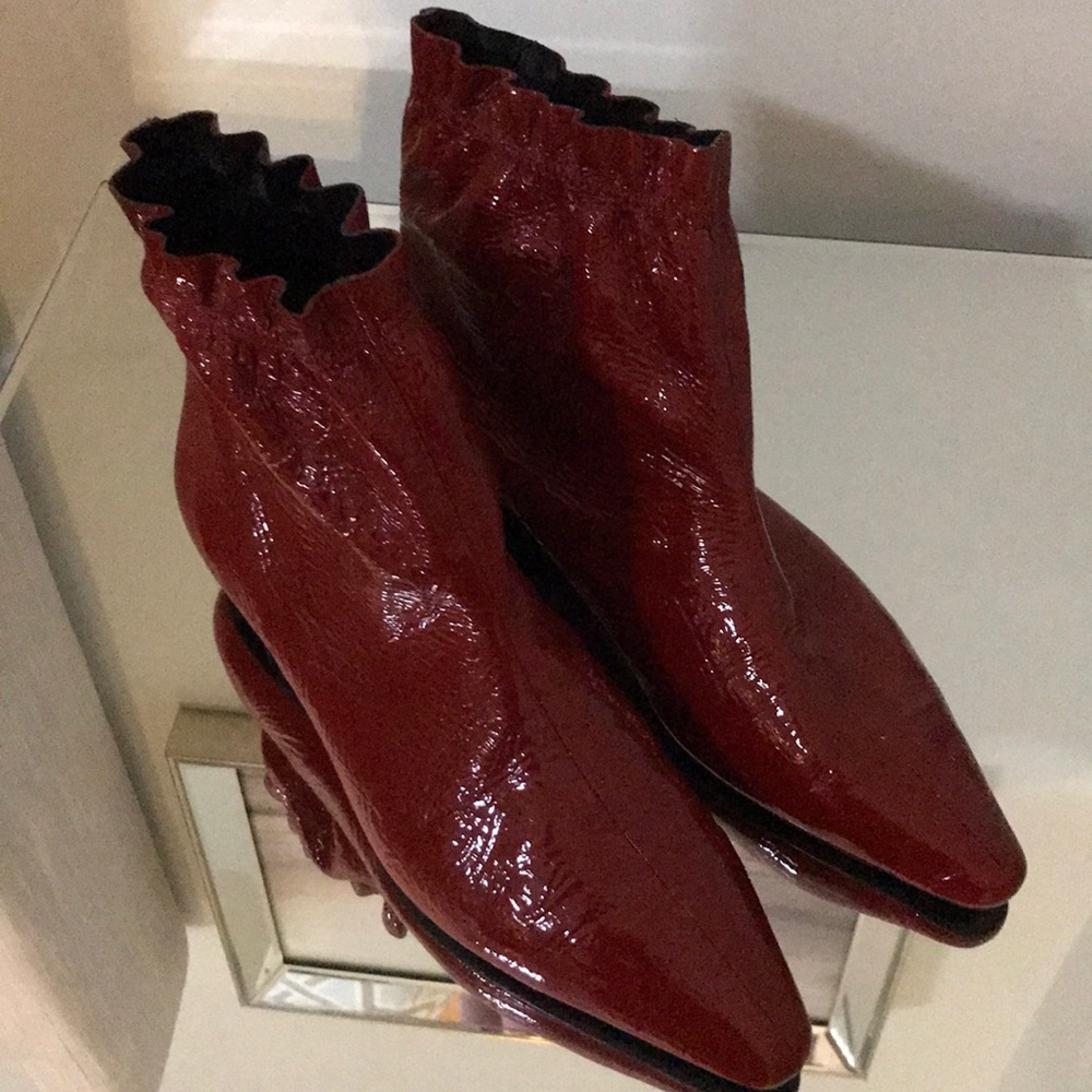 Red patten leather shoes